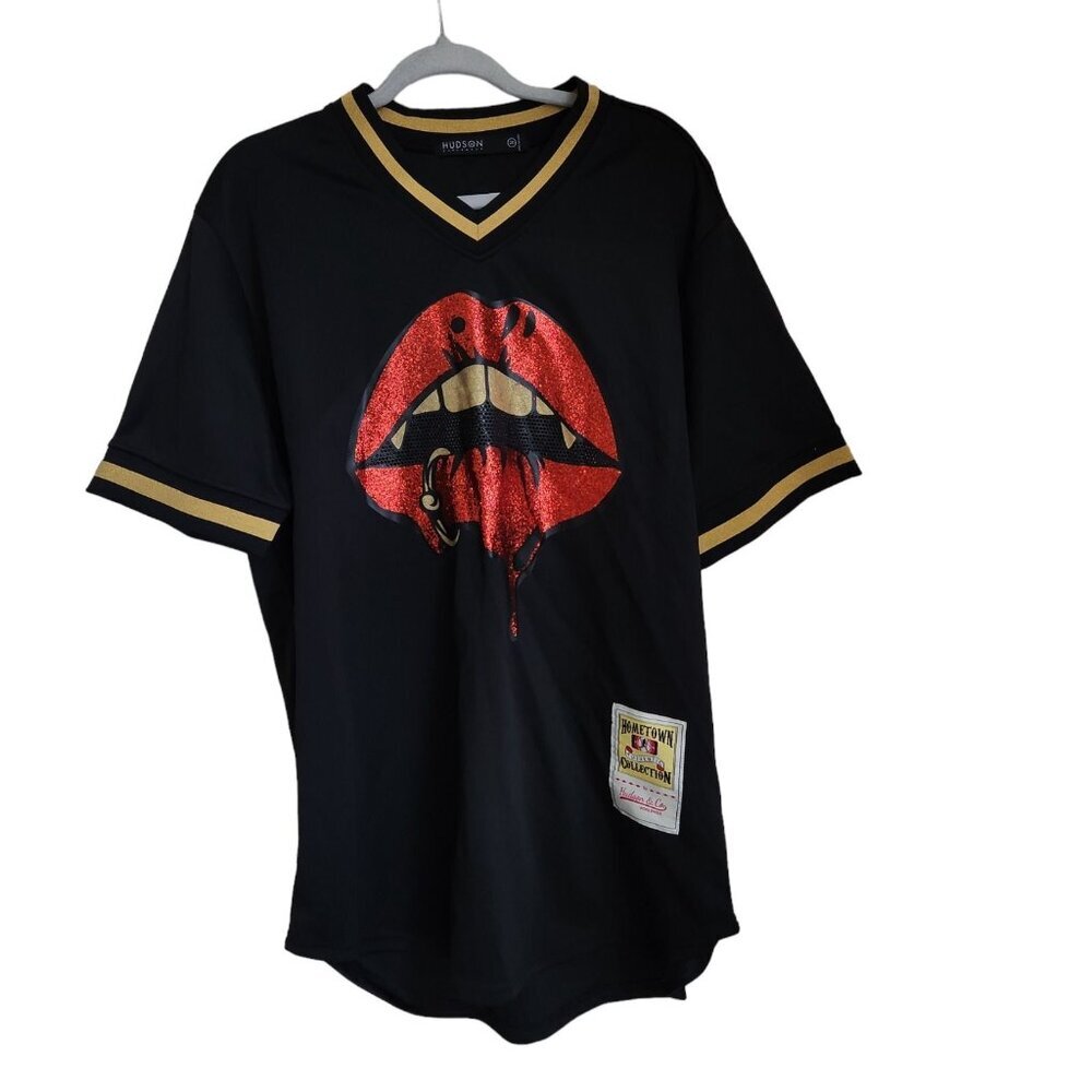 HUDSON NYC Men's 2X Lip Drip Graphic-Print V-Neck Baseball Jersey Black Gold